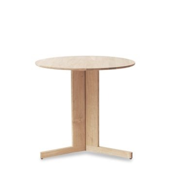 Ronde Trefoil tafel in massief wit geolied eikenhout van Form and Refine