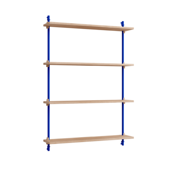 MOEBE Wall Shelving wandrek met eikenhouten planken en blauwe staanders.
