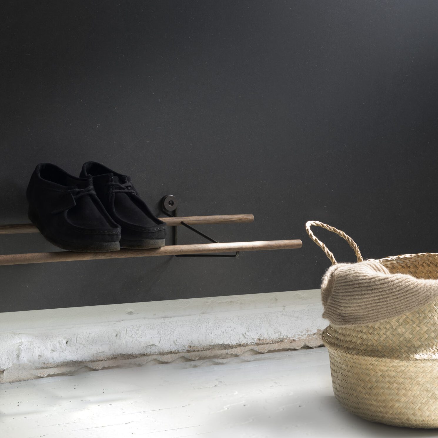 ShoeRack we do wood gerookt eikenhout en zwart ophangsysteem