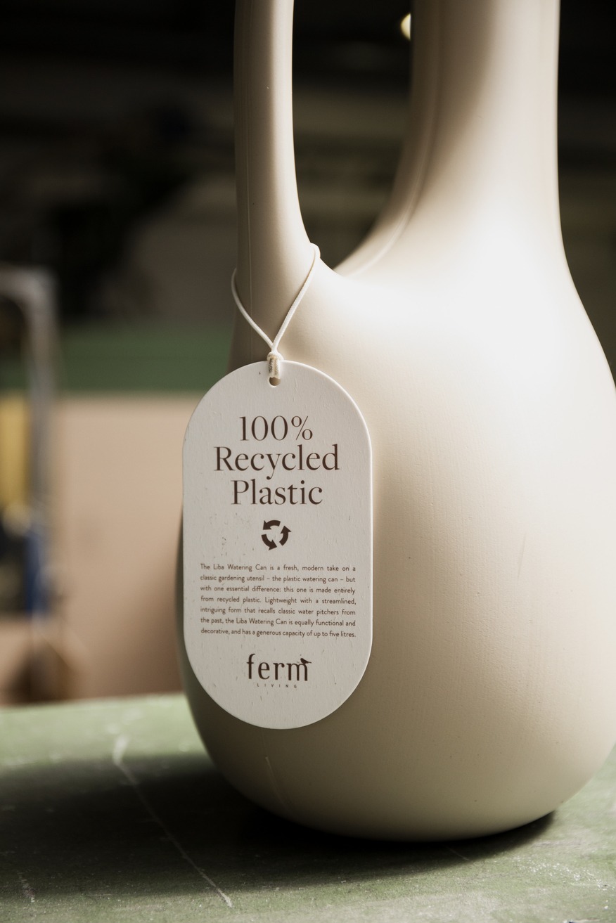 Close up Ferm living libra water can gieter cashmere gerecycled plastic