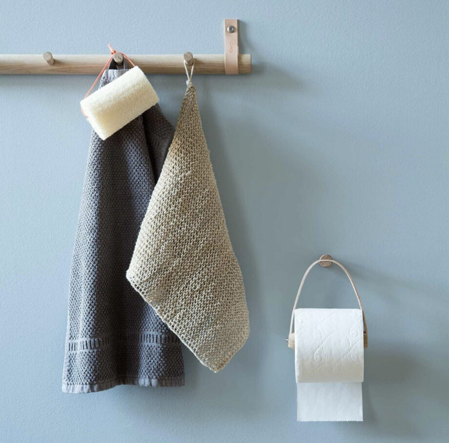 toiletrolhouder en knoppenrek van naturel eikenhout en leer voor badkamer van by Wirth