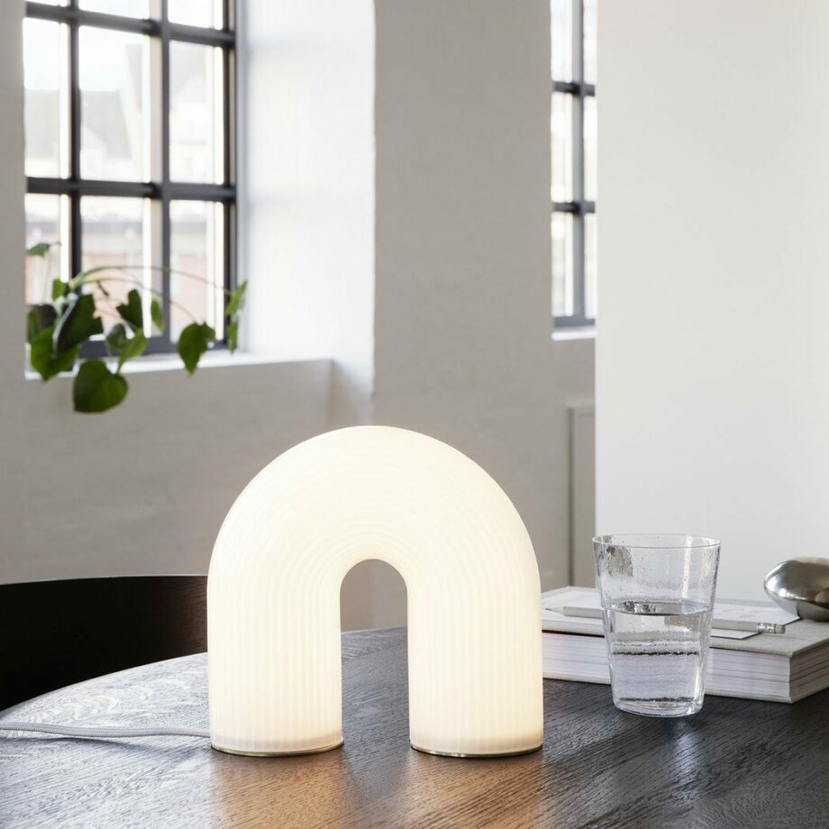 Vuelta boogvormige tafellamp dimbaar van Ferm Living in wit opaalglas