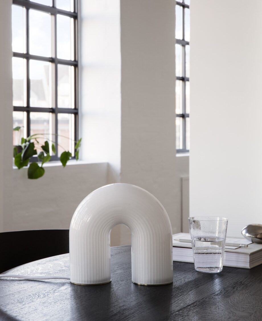 Vuelta boogvormige tafellamp van Ferm Living in wit opaalglas