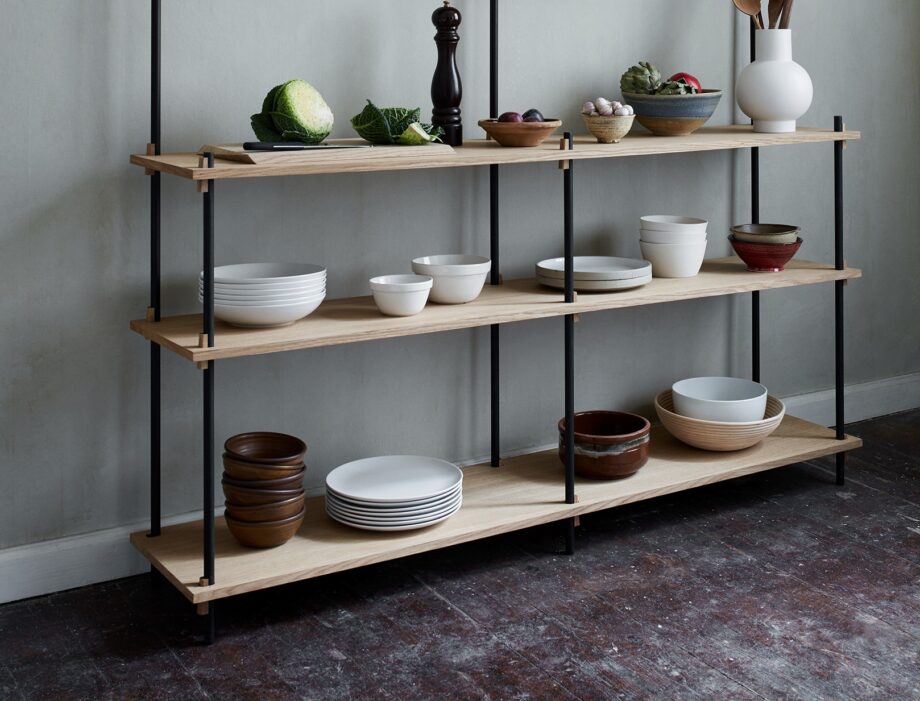 MOEBE_Wandkast servieskast shelving system eiken planken en zwarte pootjes