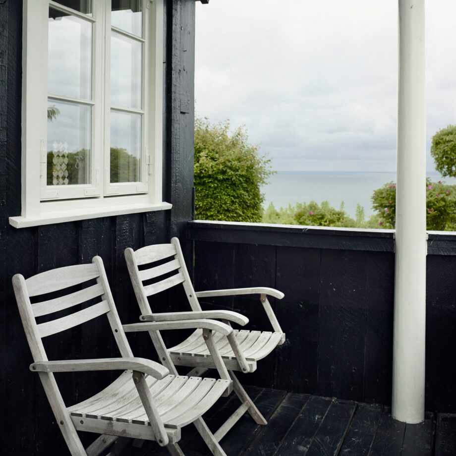 Skagerak Selandia tuinstoel met armleuning in teakhout balkon