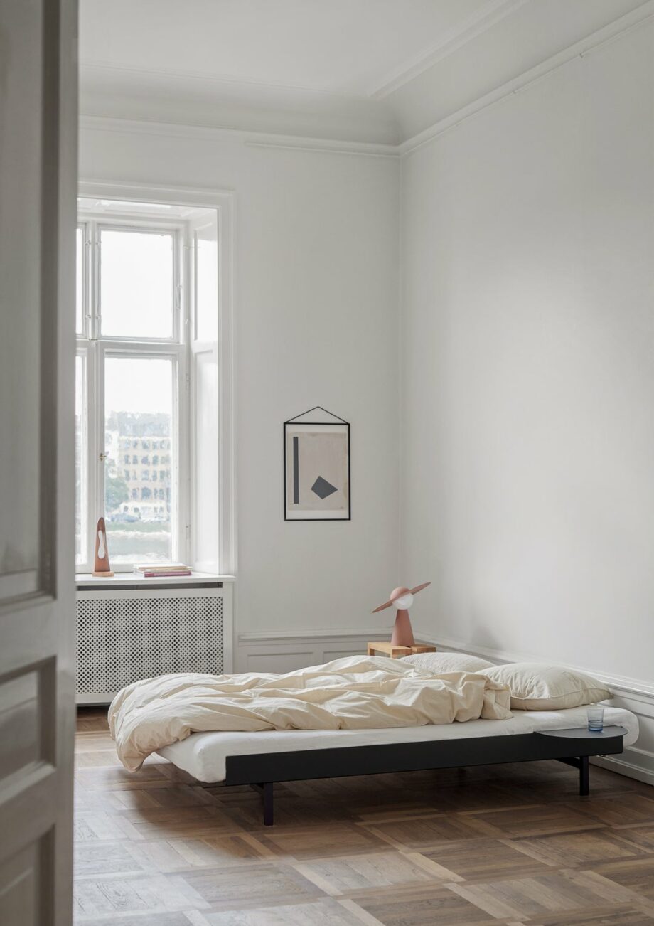 Moebe bed met uitbreidingsset zwart in scandinavische slaapkamer