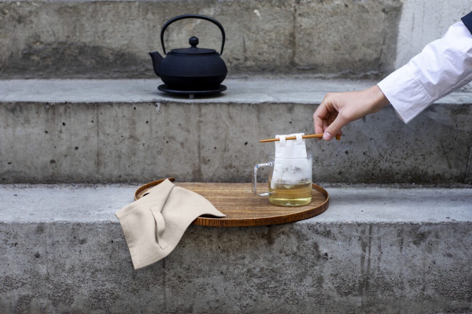 The Organic Company tea bag set herbruikbare theezakje in een kopje thee biologisch katoen