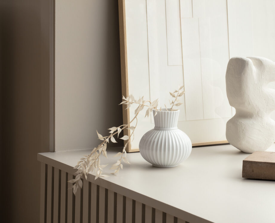 Lyngby Porselaen Tura vaas met takje 14 cm wit porselein sfeer