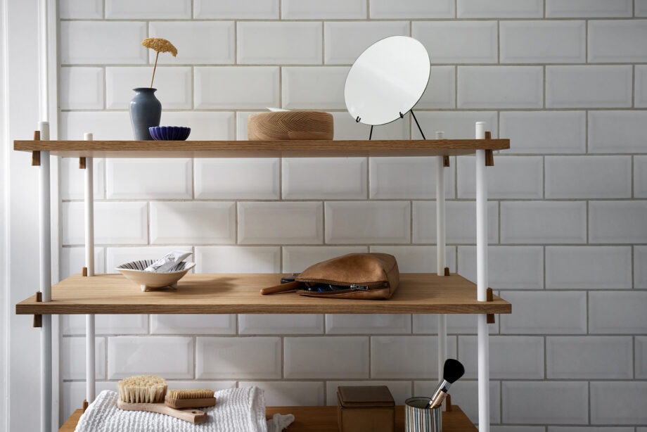 MOEBE Shelving-System eikenhouten planken in badkamer