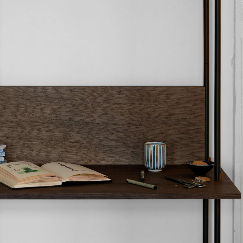 MOEBE bureau met planken desk Shelving system gerookt eikenhout