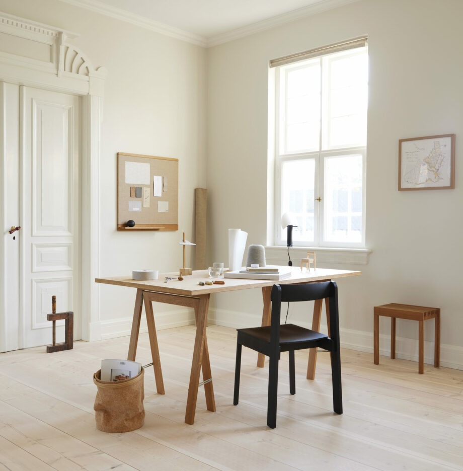 Form Refine ruime RIM prikbord eikenhout en canvas en stoel zwart kantoor