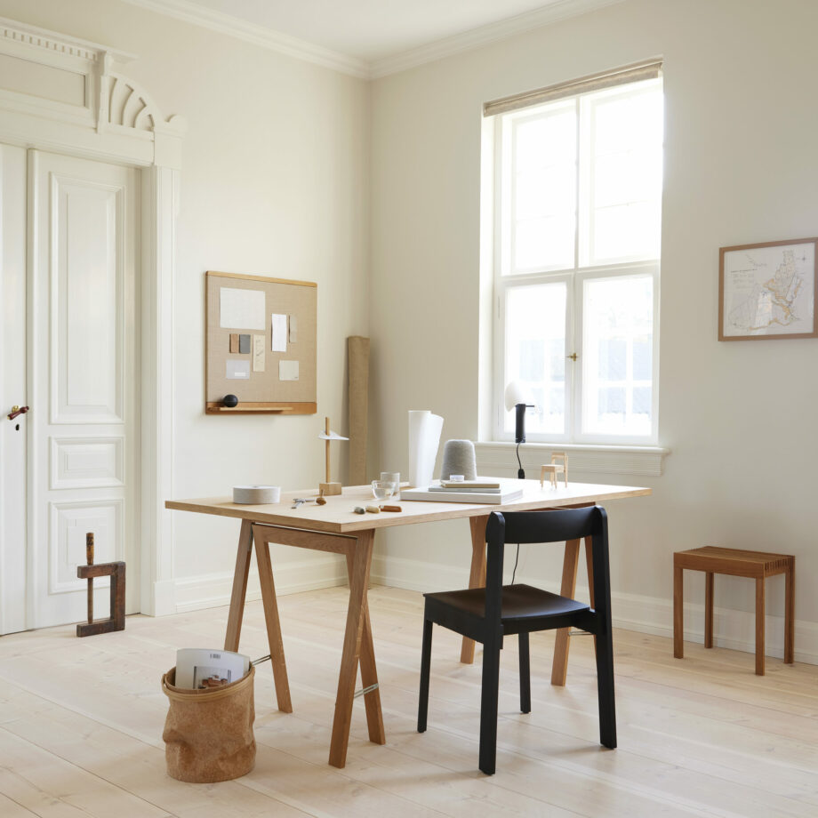 Form Refine ruime RIM prikbord eikenhout en canvas en stoel zwart kantoor