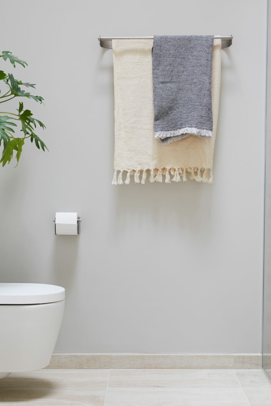 Arc Toiletrolhouder en handdoekhouder in roestvrij staal badkamer form refine
