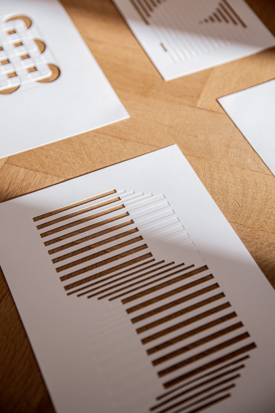 MOEBE Papercut artworks Shifted Lines RELIËF PRINTS wit papier
