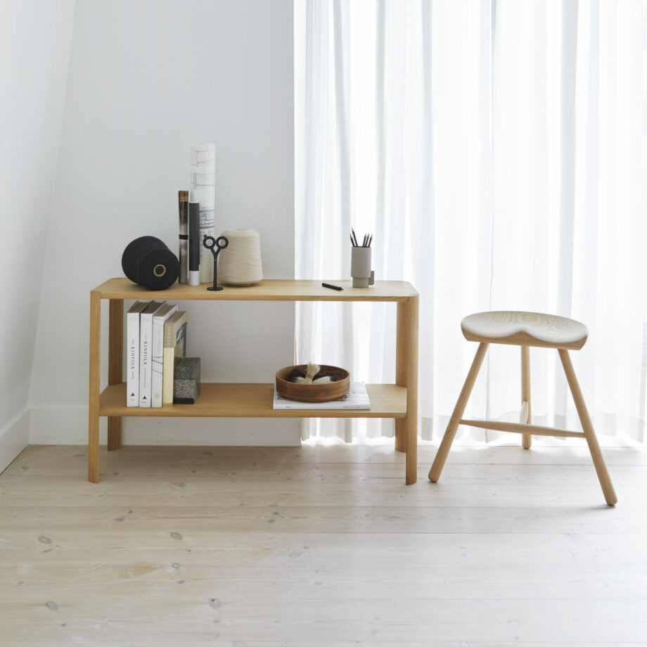 Form & Refine leaf boekenkast en shoemakerchair wit geolied eikenhout woonkamer