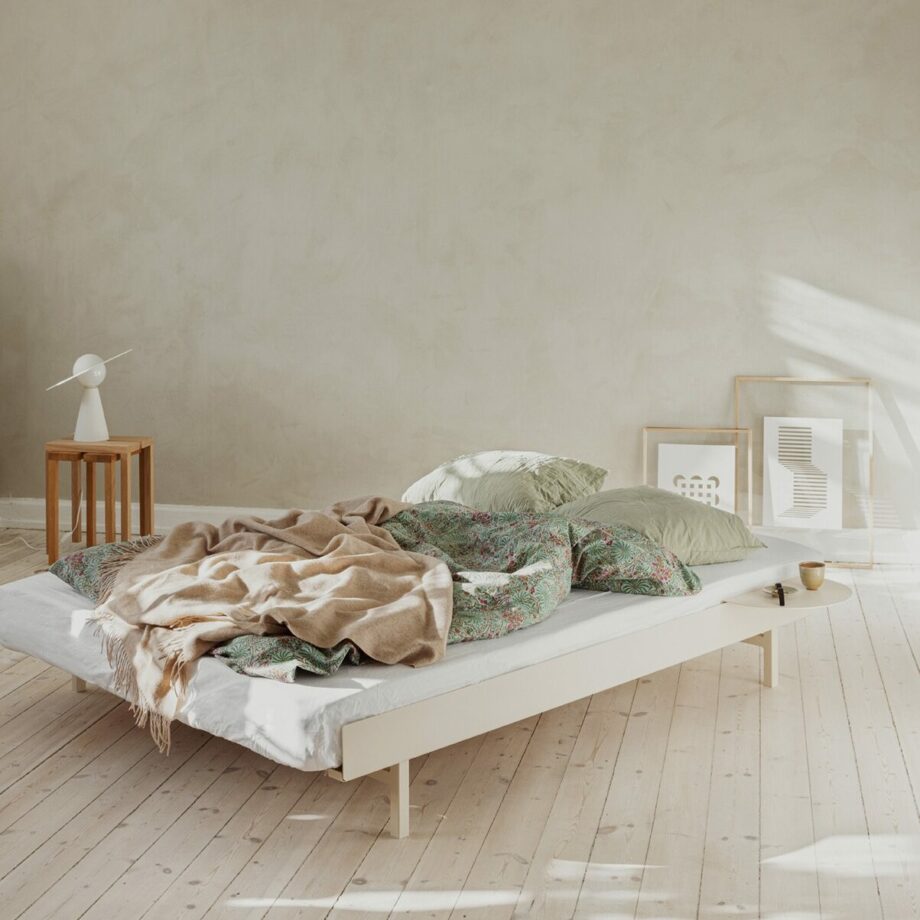 Moebe bed sandkleur frames met papercuts en tafellamp slaapkamer