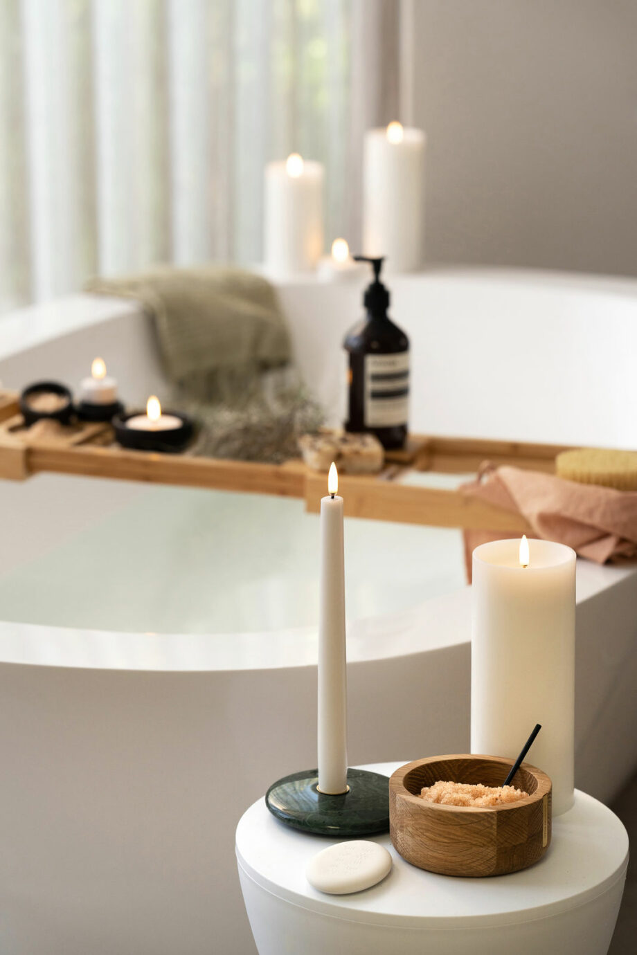 Badkamer sfeer met led kaarsen wit nordic stijl