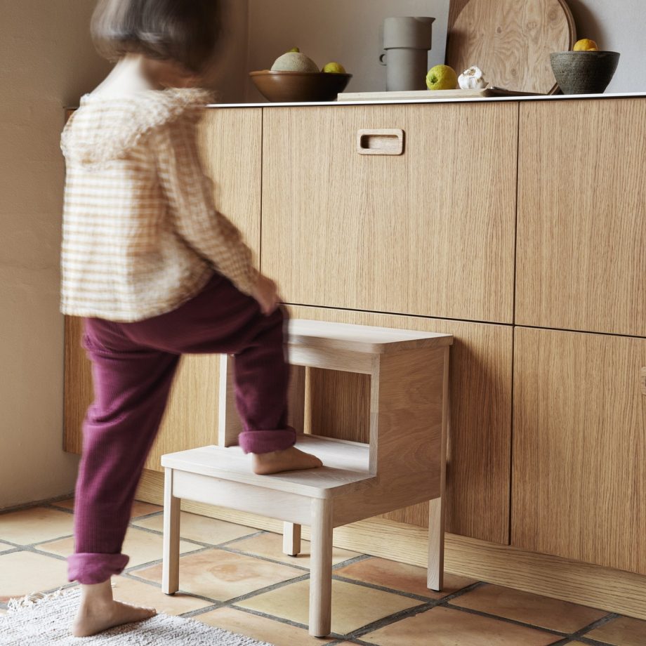 Keukentrap massief wit geolied eiken opstapkruk A-line Form Refine