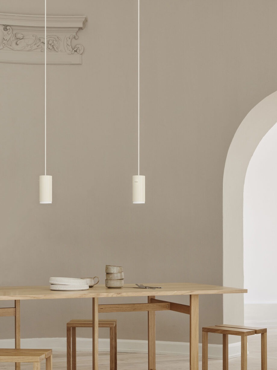MOEBE tube hanglampen over tafel beige pendant scandinavische sfeer