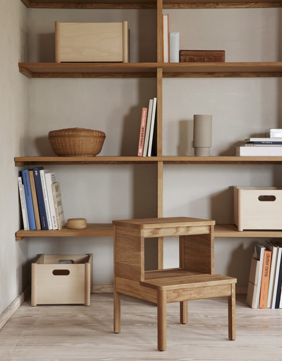 Opbergboxen in naturel licht hout opstap trapje eikenhout form refine woonkamer sfeer