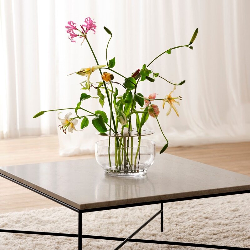 Fritz Hansen Ikebana Large met takken en bloemen sfeer woonkamer