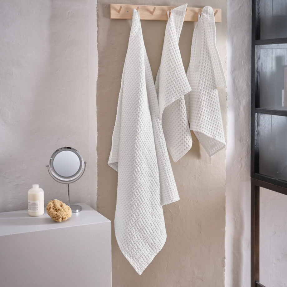 Wafel handdoeken wit badkamer sfeer