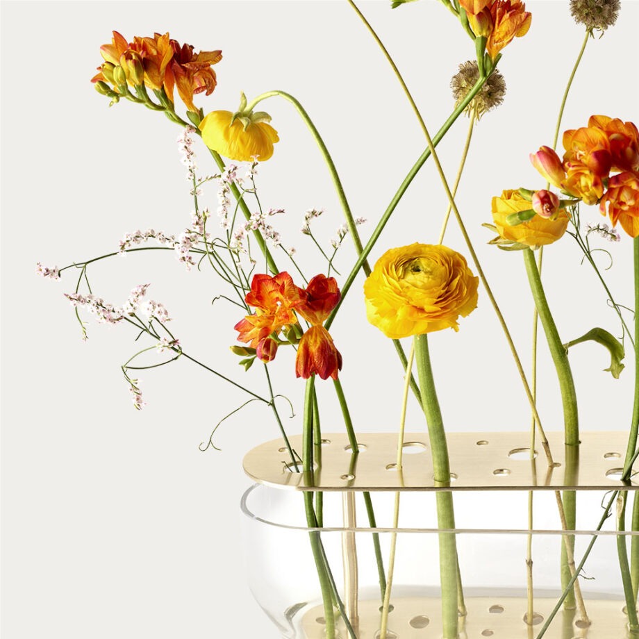 Detail Ikebana vaas Long Fritz Hansen messing met bloemen