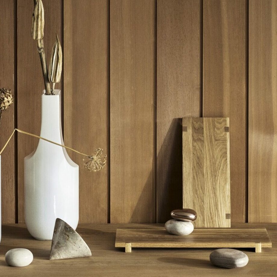 Kristina Dam Studio interieur accessoire met Rock Pile Sculpture stenen op japanse houden planken