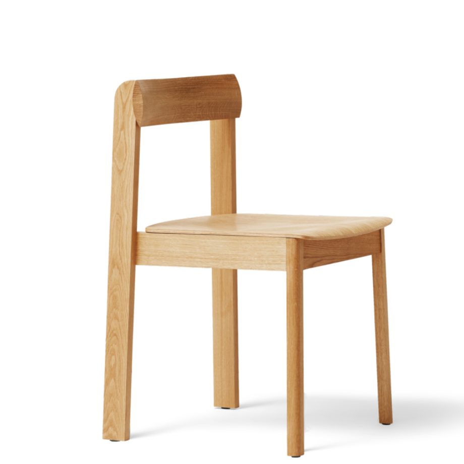 Form and Refine Blueprint stoel in naturen geolied eikenhout, minimalistisch Scandinavisch design met een natuurlijke uitstraling.