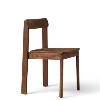Form and Refine Blueprint stoel in gerookt eikenhout, minimalistisch Scandinavisch design met een natuurlijke uitstraling.