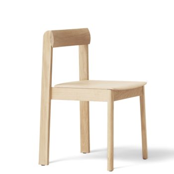 Form and Refine Blueprint stoel in wit geolied eikenhout, minimalistisch Scandinavisch design met een natuurlijke uitstraling.
