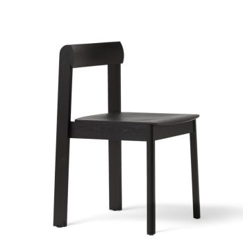 Form and Refine Blueprint stoel in zwart eikenhout, minimalistisch Scandinavisch design met een natuurlijke uitstraling.
