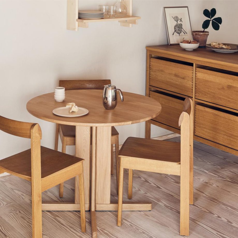 Form and Refine keukeninterieur met Beam wandplank, Trefoil O90 ronde eettafel, en Blueprint stoelen. Scandinavisch design in natuurlijk hout voor een warme en tijdloze uitstraling