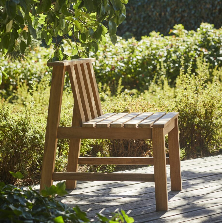 Skagerak tuinstoel Plank Chair teak lifestyle garden