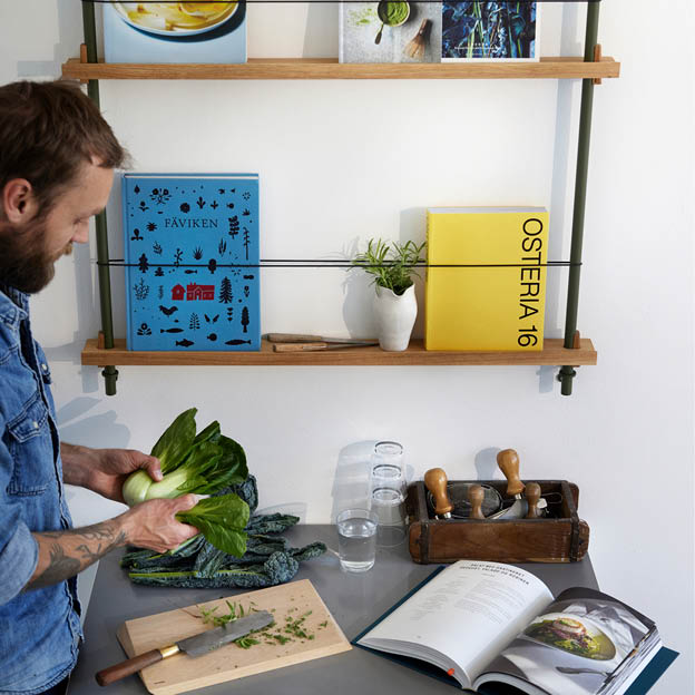 Moebe kookboeken wandrek keuken groen eiken Magazine shelf