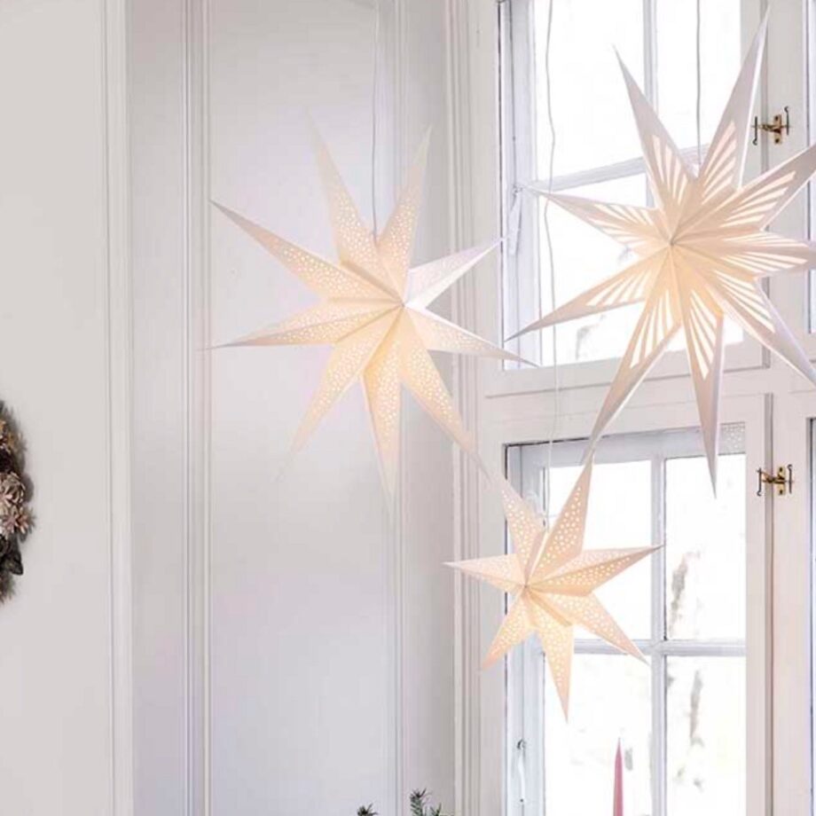 Bungalow kerstster hangend in raam gevouwen papier lifestyle