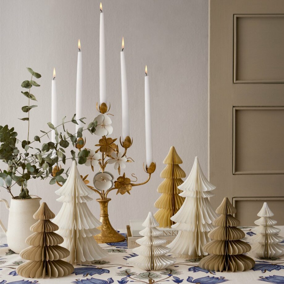 Bungalow papieren kerstbomen tafel kerstdecoratie lifestyle