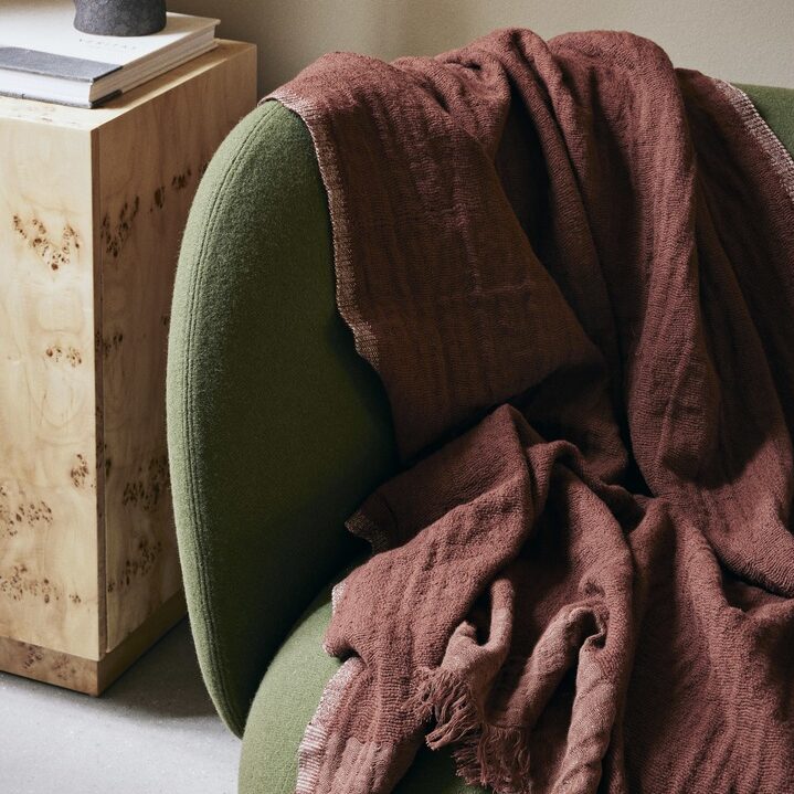 Ferm Living Weaver plaid roood bruin gekreukt over stoel groen lifestyle
