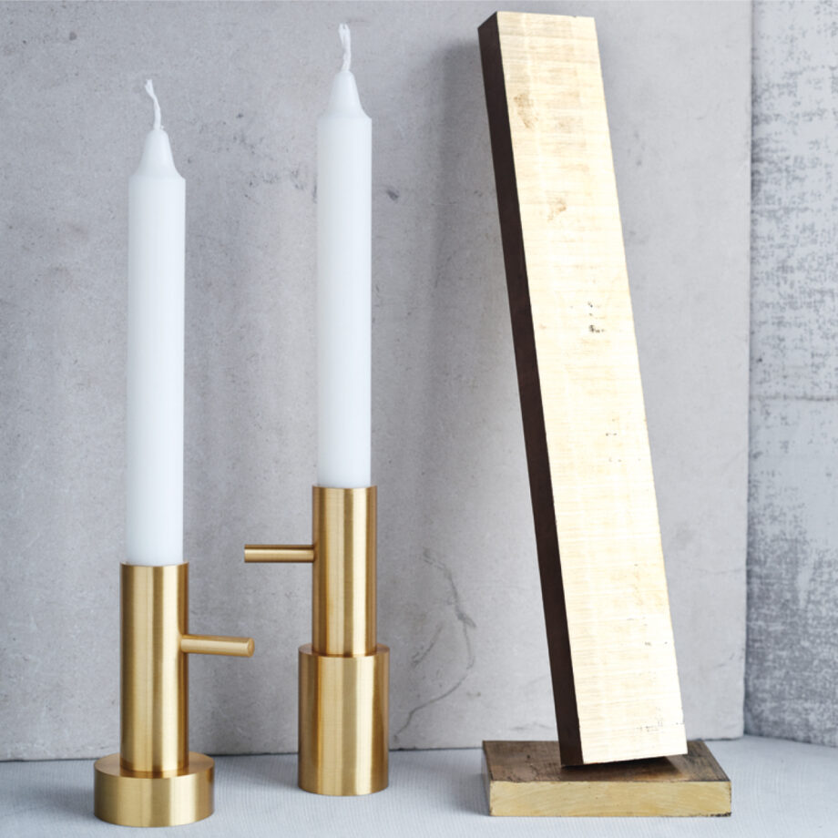 Fritz Hansen Kandelaar messing goud kleur witte kaarsen lifestyle