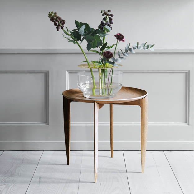 Fritz Hansen tray table bijzettafel hout en Ikebana vaas