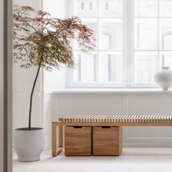 Scandinavische stijl entree met lichtgrijze bloempot en houten Cutter bank in Japanse sfeer