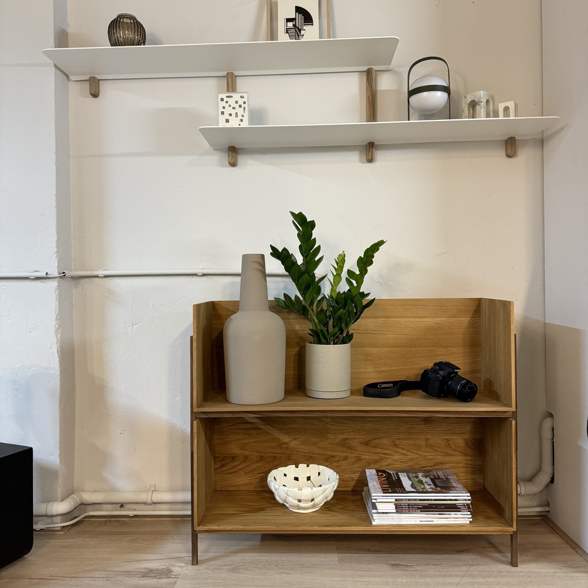 Kristina Dam studio floor shelf kast in Showroom byJensen