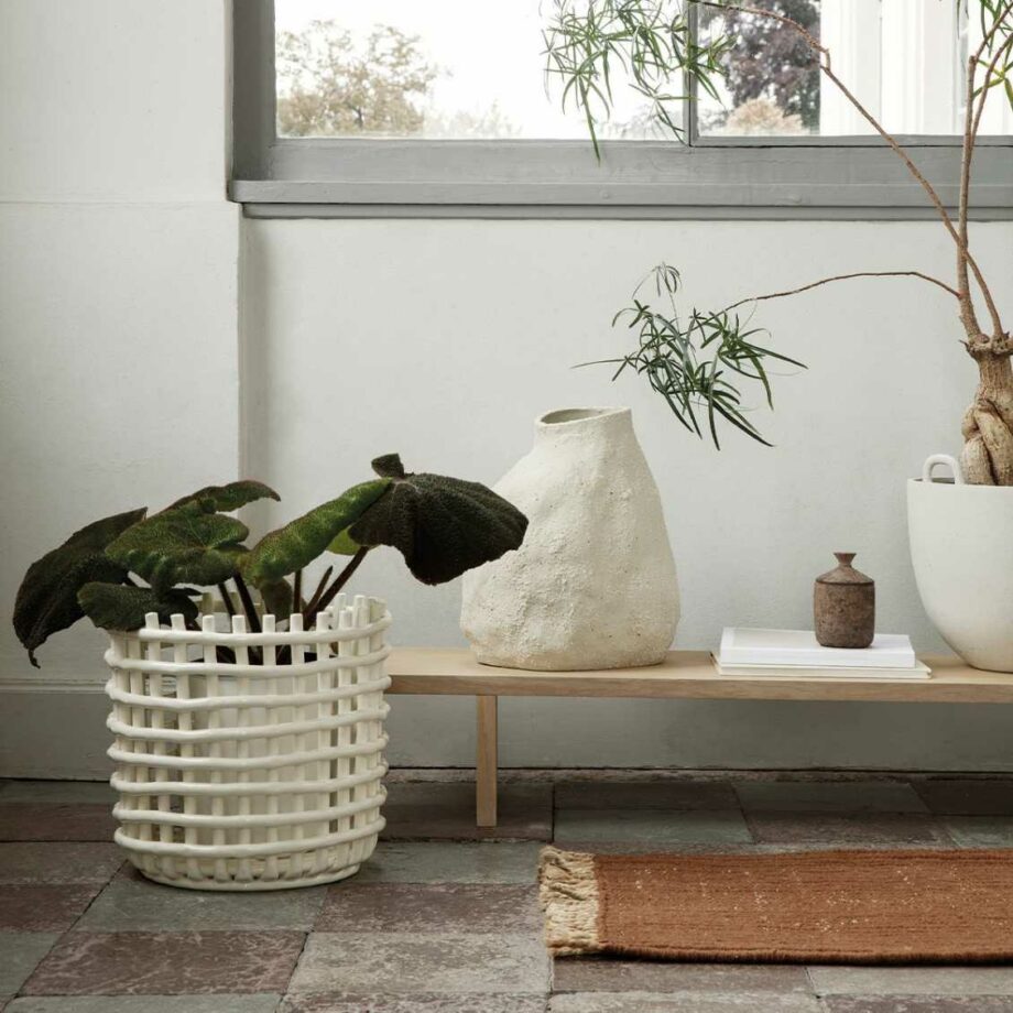 Ferm Living ceramic basket met plant sfeer woonkamer
