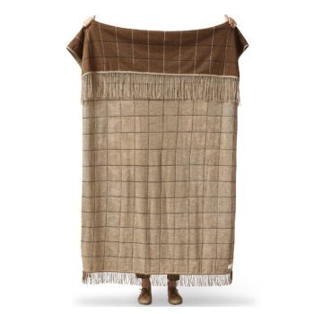 Een bruine plaid met ruiten van Form & Refine, gemaakt van zacht alpacawol.