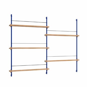 Moebe Magazine shelving 115.2 tijdschiften wandrek eikenhouten planken en blauwe metalen staanders.