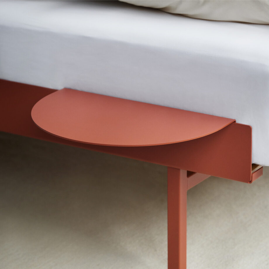 Moebe bed met side table terracotta rood sfeer slaapkamer