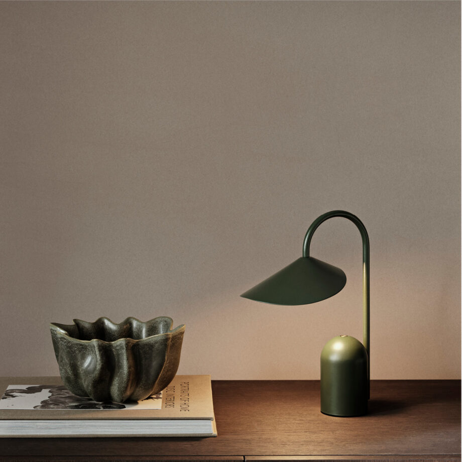 Groene Ferm Living Nium Bowl decoratie schaal en Arum draagbare tafellamp groen op houten tafel