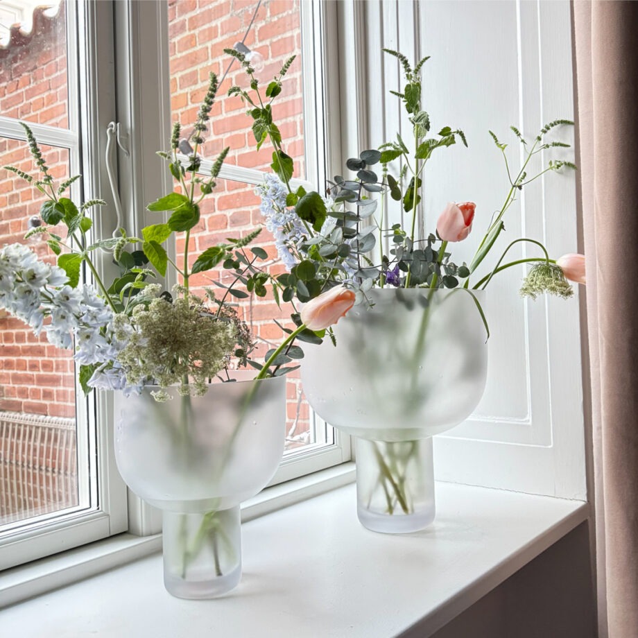 Nebl vazen met snijbloemen in vensterraam