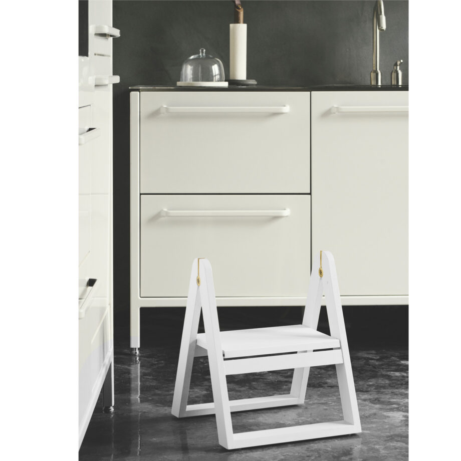 Wit Opstapje in modern wit keuken Gejst Reech step stool