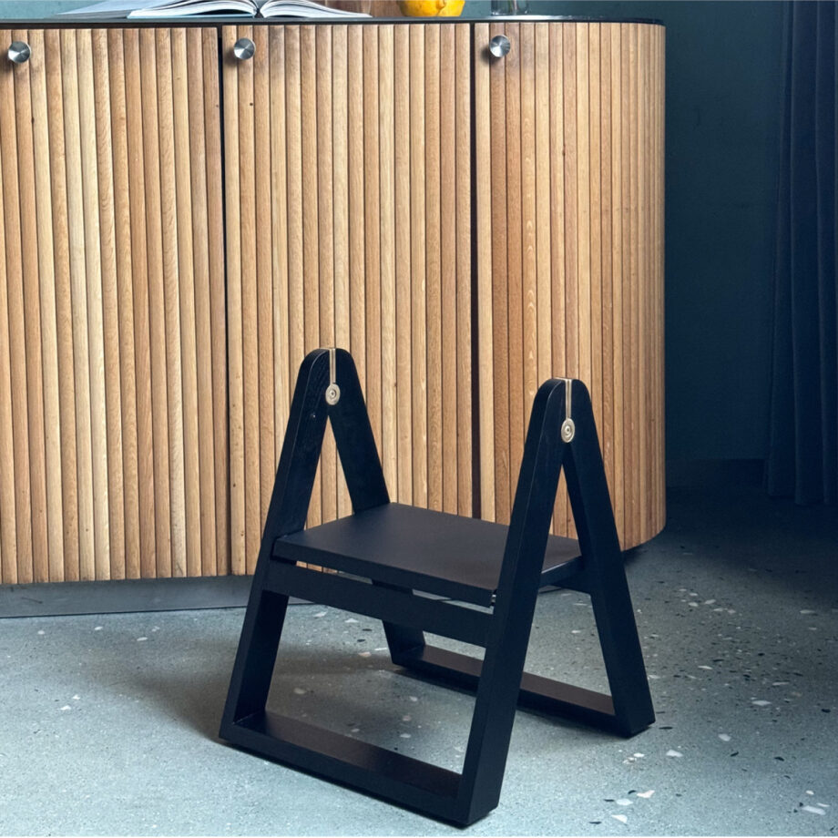 Zwart opstapje in houten keuken Gejst Reech step stool